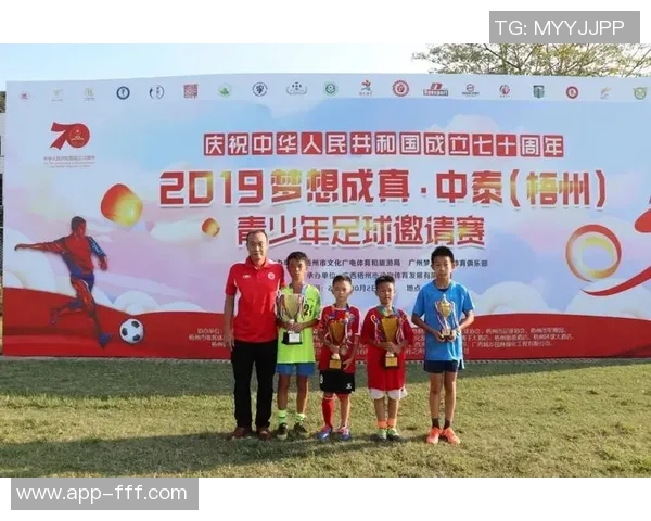 比心足球明星引领新潮流助力青少年足球梦想成真